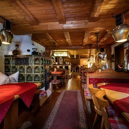 Alm- & Wellnesshotel Alpenhof Otel 4*
