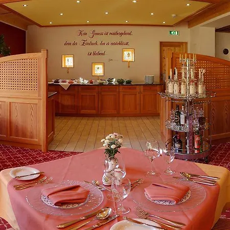 Alm- & Wellnesshotel Alpenhof Otel 4*