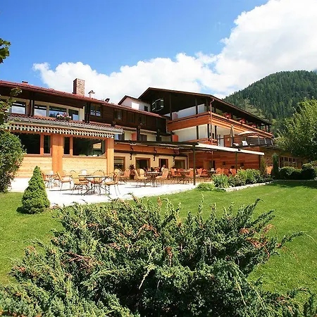 Отель Alm- & Wellnesshotel Alpenhof 4*